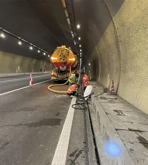 鄂温克隧道排水渠清淤